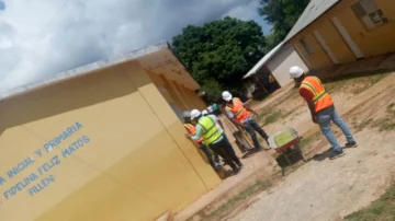 Brigada de emergencia interviene escuela en Barahona tras desprendimiento en el techo