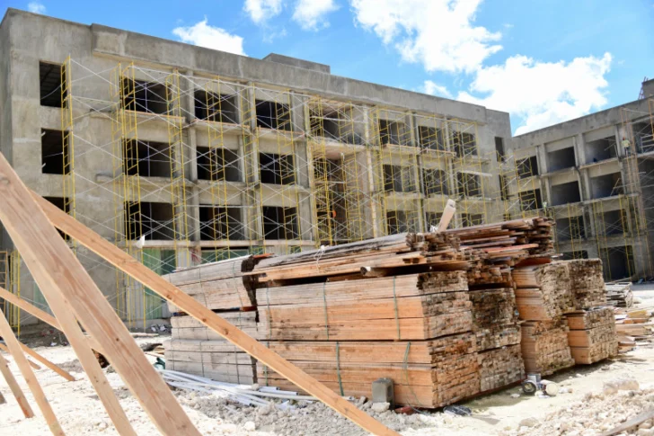 Advierten falta de pagos a contratistas paraliza construcción y afecta al PIB
