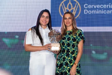  Carolina Delgado y Lydia Piñero, de Cervecería Nacional Dominicana.