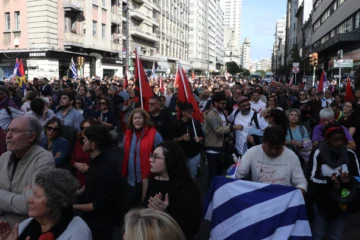  AME7447. MONTEVIDEO (URUGUAY), 14/05/2025.- Personas asisten al cortejo fúnebre del expresidente uruguayo José Mujica este miércoles, en Montevideo (Uruguay). El cortejo fúnebre del expresidente Mujica partió desde el Palacio Estevez de Montevideo, donde el actual mandatario, Yamandú Orsi, colocó el pabellón patrio sobre el féretro. EFE/ Alejandro Prieto
