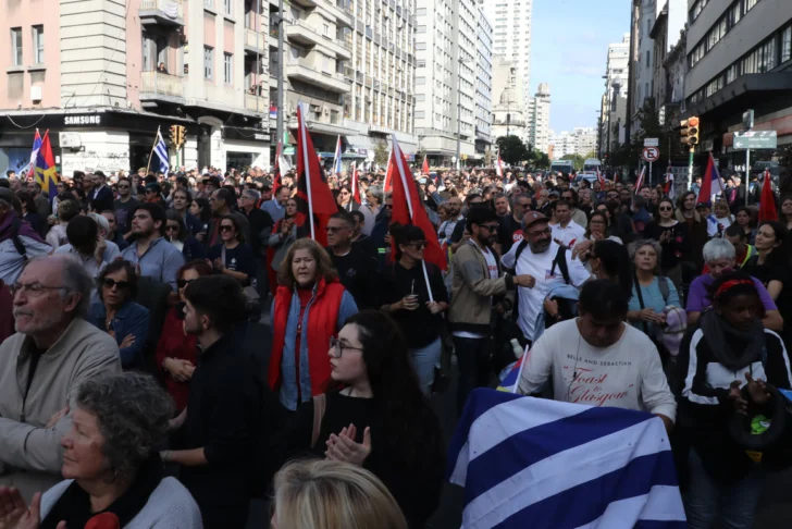  AME7447. MONTEVIDEO (URUGUAY), 14/05/2025.- Personas asisten al cortejo fúnebre del expresidente uruguayo José Mujica este miércoles, en Montevideo (Uruguay). El cortejo fúnebre del expresidente Mujica partió desde el Palacio Estevez de Montevideo, donde el actual mandatario, Yamandú Orsi, colocó el pabellón patrio sobre el féretro. EFE/ Alejandro Prieto