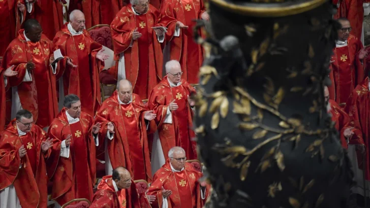 Comienza la procesión de los cardenales a la Capilla Sixtina para el inicio del cónclave