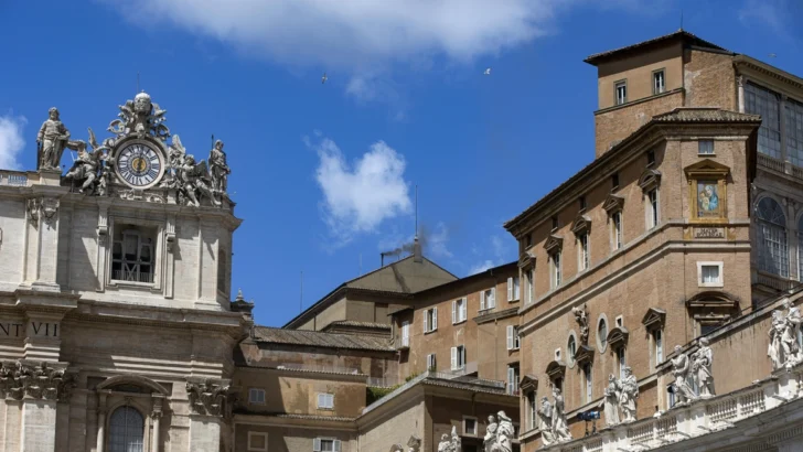 La fumata blanca y las campanas del Vaticano anuncian la elección de un nuevo papa