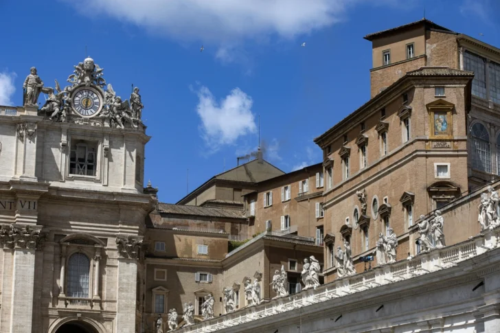 La fumata blanca y las campanas del Vaticano anuncian la elección de un nuevo papa