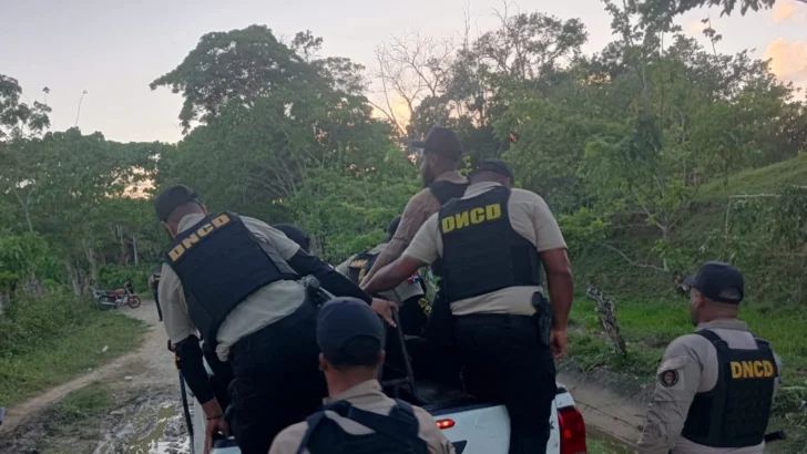 Decomisan armas y drogas y apresan a una decena en operativos en Dajabón y Montecristi Decomisan armas y drogas y apresan a una decena en operativos en Dajabón y Montecristi