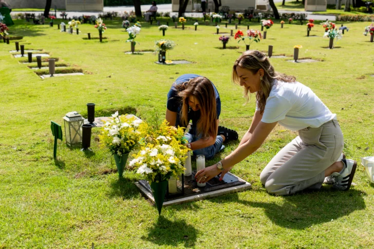 También en cementerios se rindió homenaje a las madres