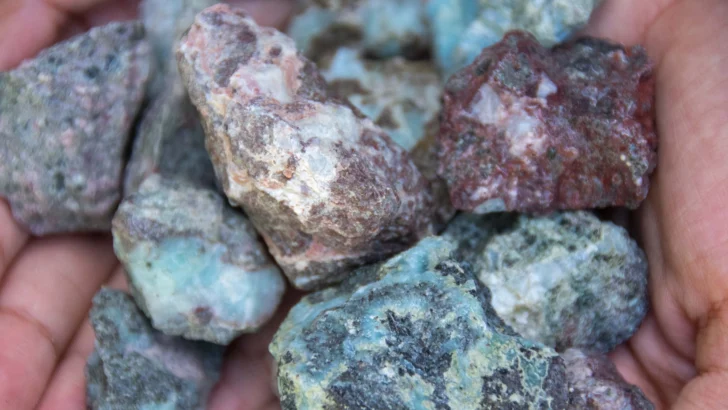 Larimar: la piedra azul que sustenta la vida de 700 mineros Larimar: la piedra azul que sustenta la vida de 700 mineros