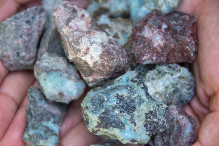 Larimar: la piedra azul que sustenta la vida de 700 mineros