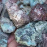 Larimar: la piedra azul que sustenta la vida de 700 mineros