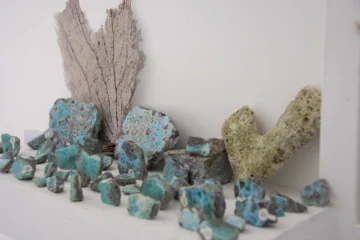 Artesanías de larimar bajo normas de calidad: un paso hacia la excelencia artesanal