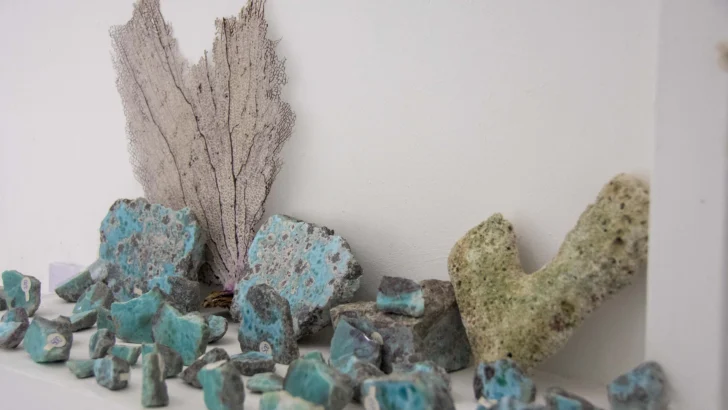 Artesanías de larimar bajo normas de calidad: un paso hacia la excelencia artesanal Artesanías de larimar bajo normas de calidad: un paso hacia la excelencia artesanal