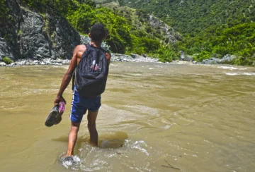  Comunitarios exponen la vida atravesando el río Grande, en tiempos de lluvias.