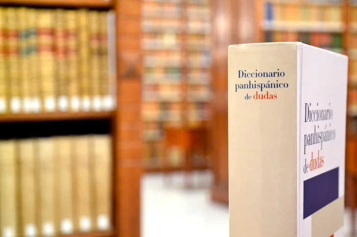Se escribe “objeción”, con una “c”, no “objección”