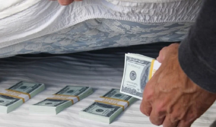 Dólares 'bajo el colchón' podrán circular en Argentina sin miedo al Fisco