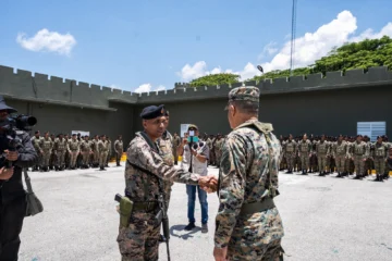 Fernández Onofre supervisa puestos fronterizos y reitera continuación del muro en junio