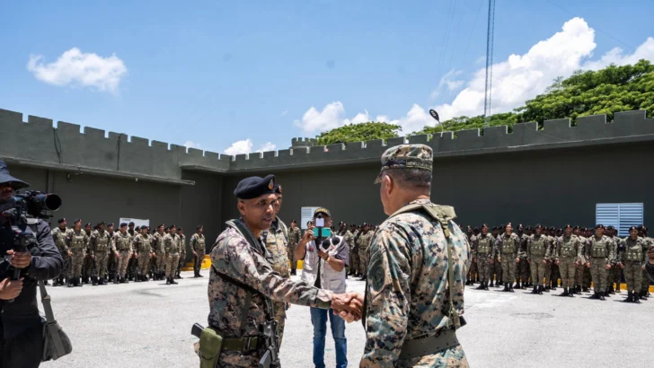 Fernández Onofre supervisa puestos fronterizos y reitera continuación del muro en junio