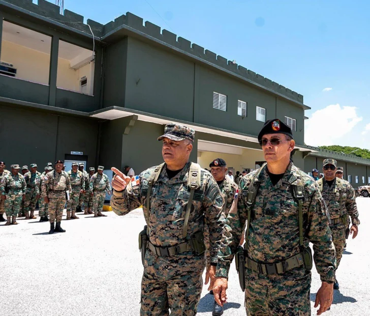 Fernández Onofre supervisa puestos fronterizos y reitera continuación del muro en junio