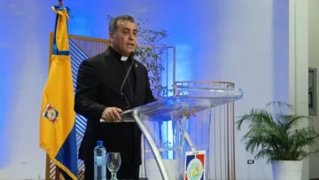  El reverendo padre doctor Isaac Garcia de la Cruiz, mientras pronuncia las palabras de bienvenida en el acto.