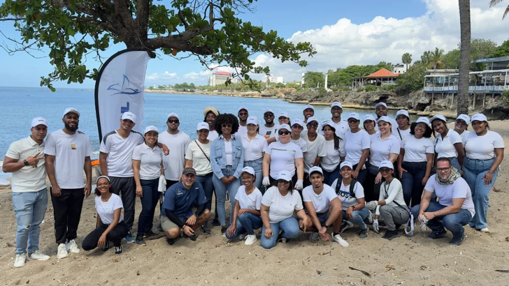Deloitte realizada jornada de limpieza en playa Montesinos