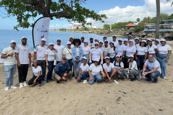 Deloitte realizada jornada de limpieza en playa Montesinos