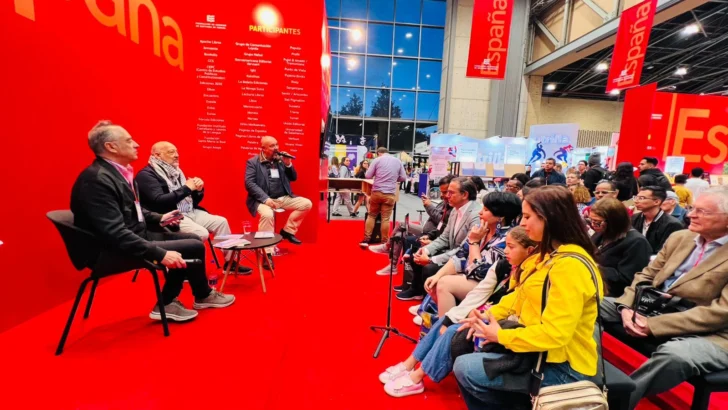 Marino Berigüete presenta en Bogotá su poemario “Tras la puerta”
