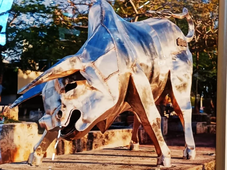  Foto de su escultura El Toro de Acero, que se transformó en una réplica caribena del Toro en Bronce en New York.