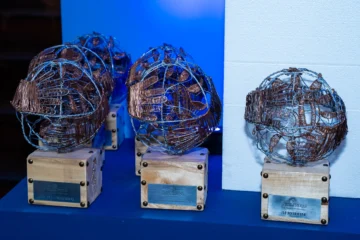  El trofeo entregado a las empresas e instituciones reconocidas como Las + Ecoistas de Grupo Piñero, en el marco de DATE 2025, fue elaborado a mano por el artesano Francisco Toribio Martínez, con alambre dulce y de cobre, reciclados del ambiente.