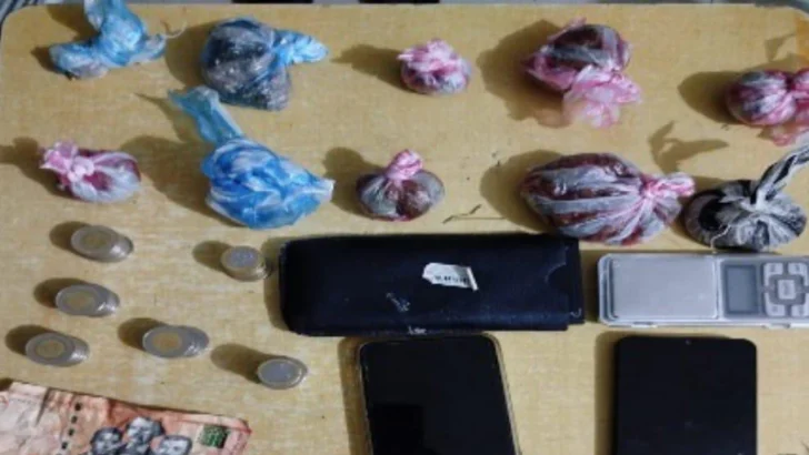 Policía arresta a varios hombres por porte ilegal de armas y posesión de droga en Neiba