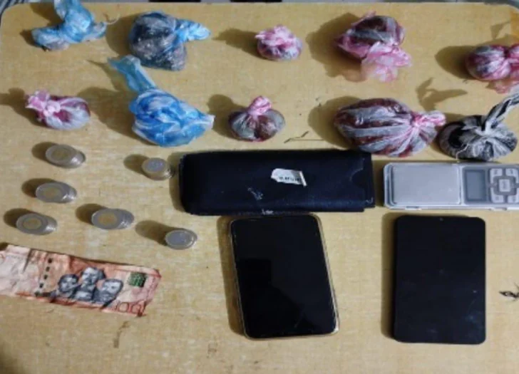 Policía arresta a varios hombres por porte ilegal de armas y posesión de droga en Neiba