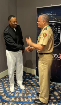  El almirante Alvin Holsey, comandante del Comando Sur de EEUU, y el teniente general Carlos Antonio Fernández Onofre, ministro de Defensa de la República Dominicana.