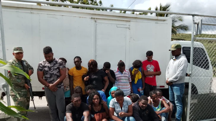 Apresan a dos presuntos traficantes de indocumentados y entregan a 21 migrantes a la DGM Apresan a dos presuntos traficantes de indocumentados y entregan a 21 migrantes a la DGM