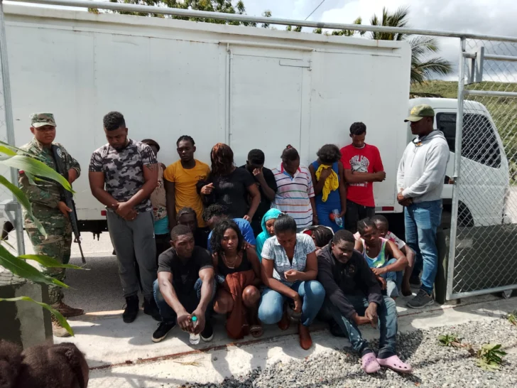 Apresan a dos presuntos traficantes de indocumentados y entregan a 21 migrantes a la DGM