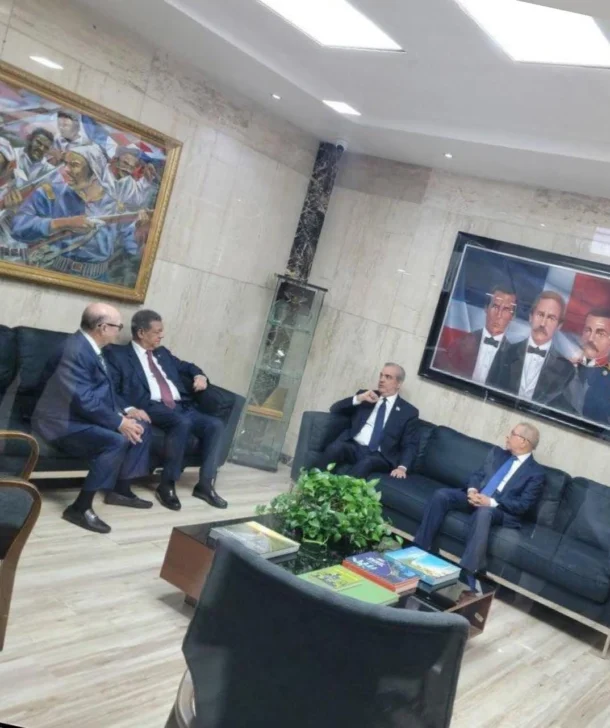 Inicia reunión entre Abinader y expresidentes sobre crisis haitiana