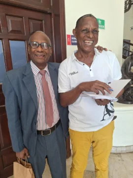  El poeta Salvador Santana (d), junto con el autor de este trabajo, Dr. Julio Cuevas (i)