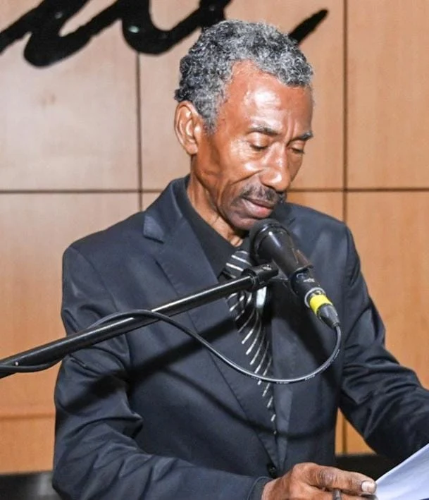  El poeta Salvador Santana.