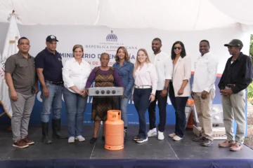 Energía y Minas entrega cocinas limpias a familias de El Valle, Hato Mayor Energía y Minas entrega cocinas limpias a familias de El Valle, Hato Mayor