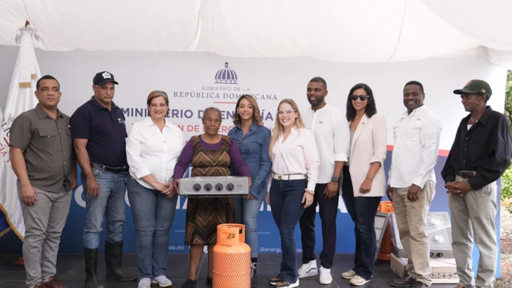Energía y Minas entrega cocinas limpias a familias de El Valle, Hato Mayor Energía y Minas entrega cocinas limpias a familias de El Valle, Hato Mayor