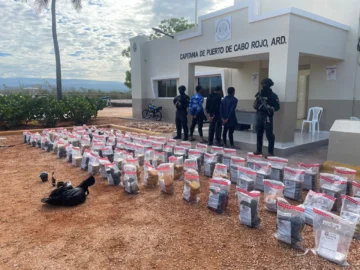 DNCD incauta 543 paquetes de drogas y detiene tres hombres en Pedernales