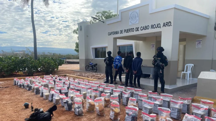 DNCD incauta 543 paquetes de drogas y detiene tres hombres en Pedernales DNCD incauta 543 paquetes de drogas y detiene tres hombres en Pedernales