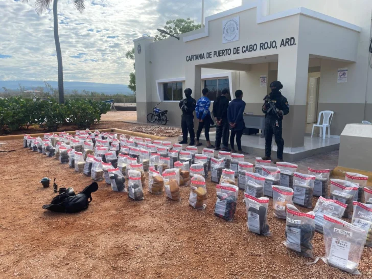 DNCD incauta 543 paquetes de drogas y detiene tres hombres en Pedernales