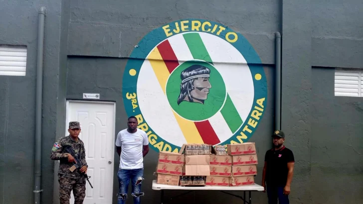 Ejército apresa haitianos indocumentados y confisca mercancías de contrabando Ejército apresa haitianos indocumentados y confisca mercancías de contrabando