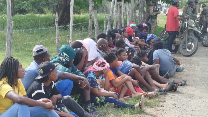Ejército capturó a otros 43 haitianos indocumentados y a 4 presuntos traficantes Ejército capturó a otros 43 haitianos indocumentados y a 4 presuntos traficantes