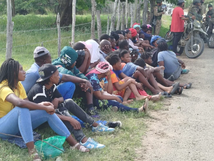 Ejército capturó a otros 43 haitianos indocumentados y a 4 presuntos traficantes