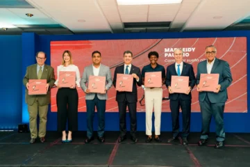  De izquierda a derecha: Felipe Vicini, María Elena Moré, Kelvin Cruz, Christopher Paniagua, Marileidy Paulino, René Grullón Finet y Luis Mejía Oviedo.