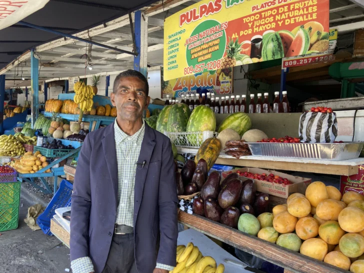 Miguel Ángel, el hombre detrás del puesto de frutas