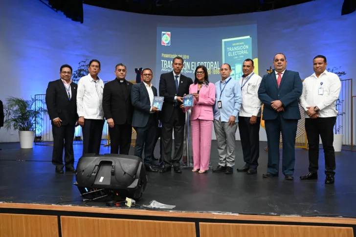 Guido Gómez Mazara presenta en San Francisco de Macorís su libro 'Transición electoral 1966-1996″