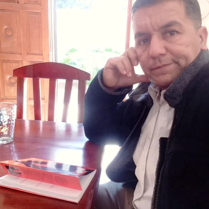 Versos que nacen del silencio: la vida y la poesía de José Rayano