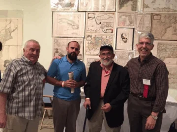  Joseph González y Ralph Magnus (izquierda) con su sobrino Hank González y César (hermano paterno de González) en la Miami Map Fair de 2015.