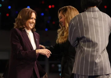  Kamala Harris saluda a Beyoncé durante un acto del Partido Demócrata. AFP