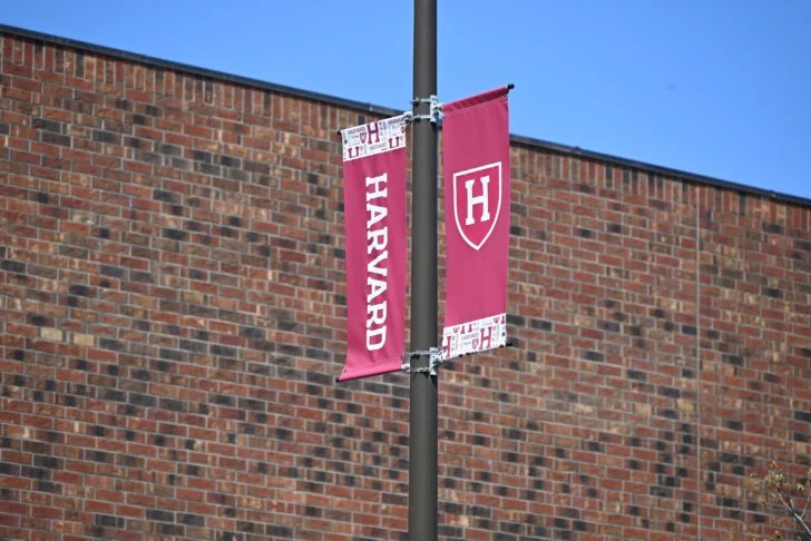 Jueza bloquea temporalmente revocación de permiso para matricular extranjeros de Harvard